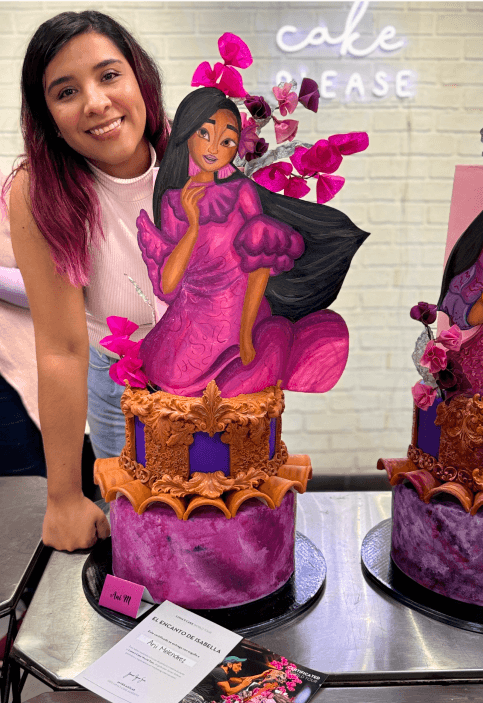 Nuestra fundadora con un pastel